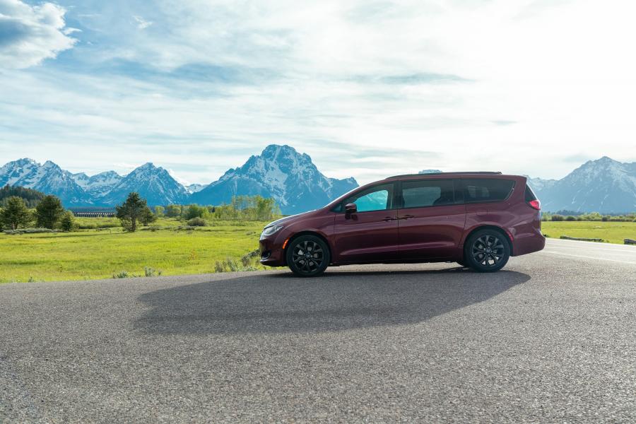  Chrysler Pacifica Limited S Appearance Package (RU) 2017 года  (фото 20 из 40)